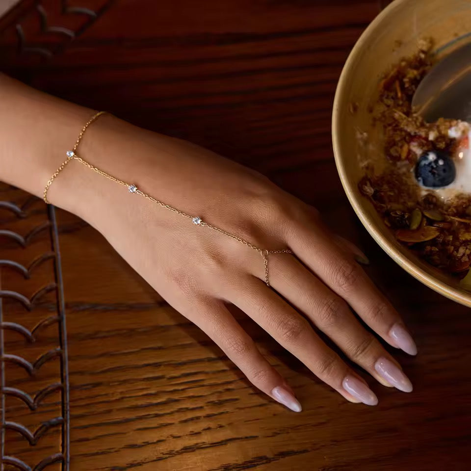 CADENAS DE MANO CON TIARA