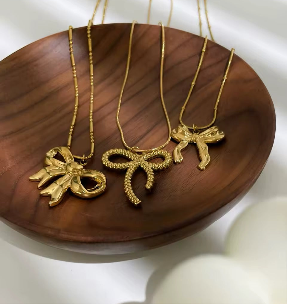 BOW necklace