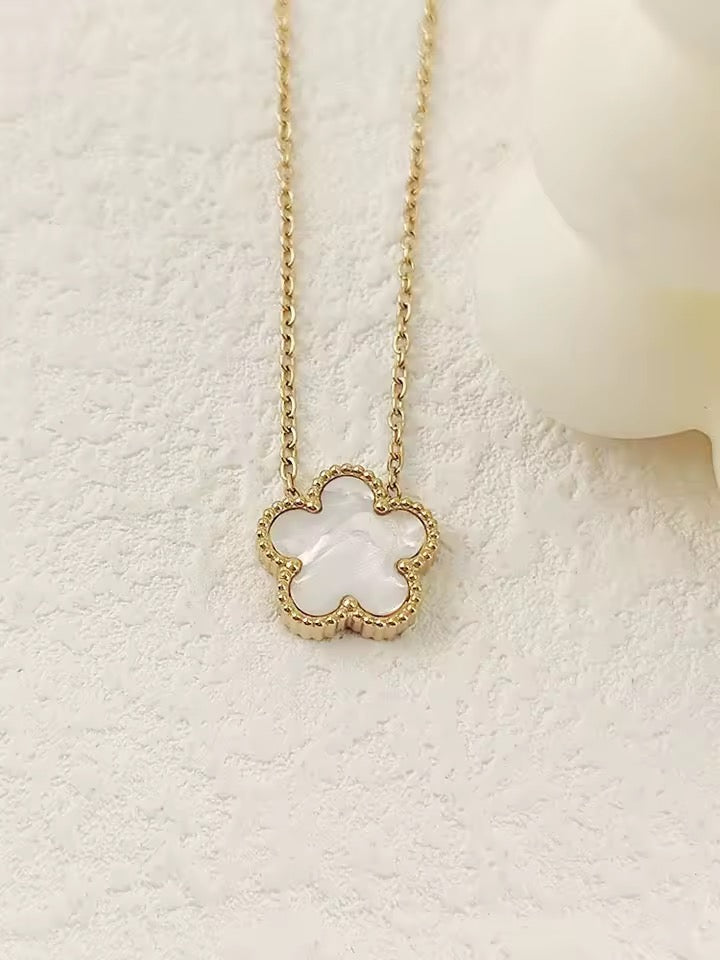 CLOVER NECKLACE